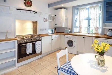 BLUE HARBOUR COTTAGE, pet friendly, with a garden in Torquay