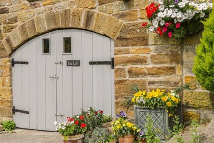 THE LOFT, luxury holiday cottage, with a garden in Staintondale