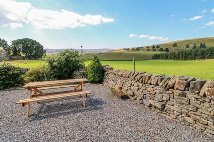 FIELD BARN, pet friendly, character holiday cottage in Alston