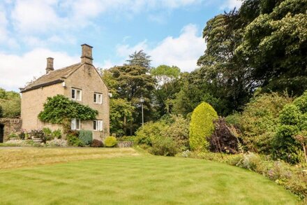 UNDERBANK HALL COTTAGE, pet friendly, with a garden in Stocksbridge