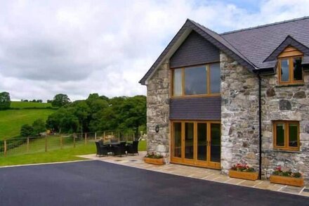 TYN Y CELYN CANOL, family friendly, luxury holiday cottage in Ruthin