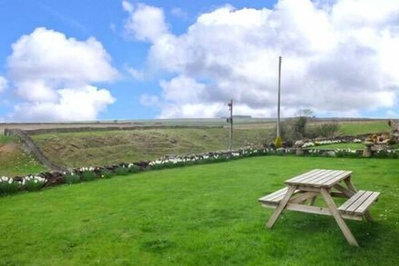 WETHERCOTE COTTAGE, pet friendly, with a garden in Helmsley