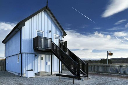 SIGNAL BOX, character holiday cottage, with open fire in Newtonmore