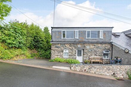 PENTY, pet friendly, country holiday cottage in Dolgellau