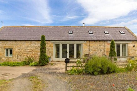 CROFT COTTAGE, family friendly, luxury holiday cottage in Embleton