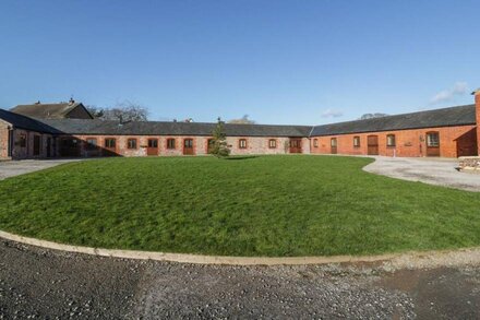 THE OLD SHEEP SHED, family friendly, with hot tub in Alberbury