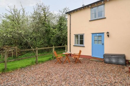 PLUM COTTAGE, romantic, character holiday cottage in Crediton