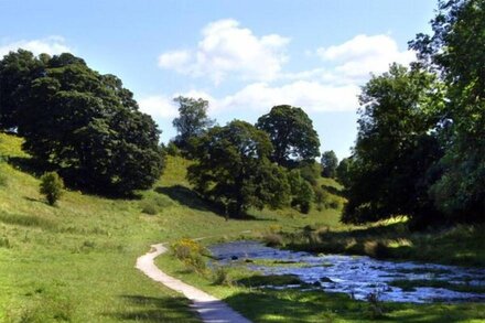 RIVER COTTAGE, pet friendly, character holiday cottage in Youlgreave