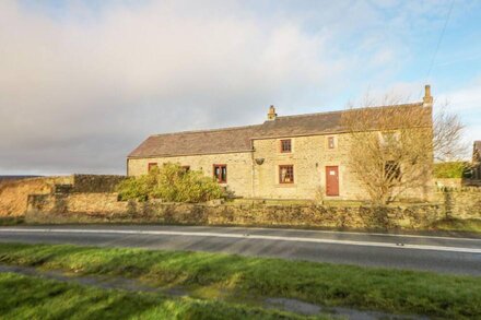 THE OLD ROBIN HOOD, pet friendly, with hot tub in Holmesfield