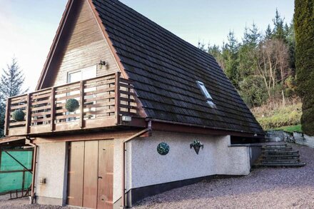 LARCHFIELD CHALET 1, pet friendly, with a garden in Strathpeffer