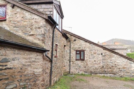 DOVETAIL COTTAGE, with a garden in Llangollen