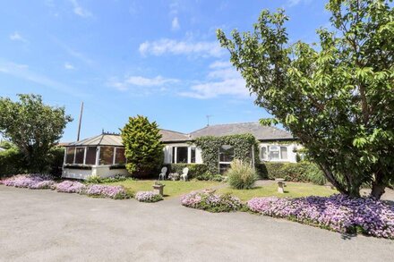 BEACH BUNGALOW, family friendly, country holiday cottage in Rhyl