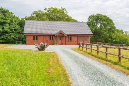 HAMPTON LODGE, family friendly, luxury holiday cottage in Ellesmere