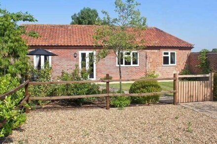 MOAT FARM COTTAGE, family friendly, with a garden in Wood Dalling