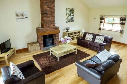 PARSLEY COTTAGE, pet friendly, with open fire in Lancaster