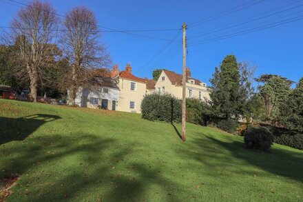 THE GARDEN FLAT AT HOLBECKS HOUSE, pet friendly in Hadleigh