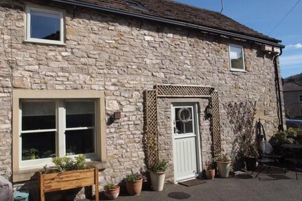 BROOKSIDE BARN, pet friendly, character holiday cottage in Bradwell