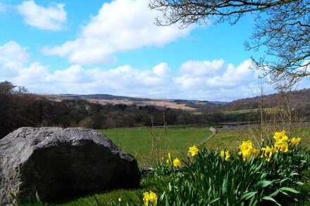 ROSE COTTAGE, with open fire in Grassington