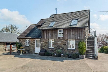 HALFEN GRANARY, pet friendly, with open fire in Llanfyllin