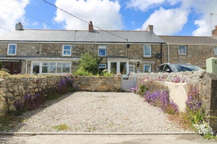 DRIFTWOOD COTTAGE, family friendly, with open fire in Helston