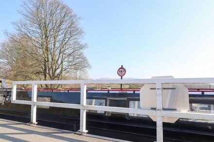 NIFFANY BARN, pet friendly, character holiday cottage in Skipton