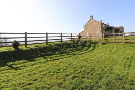 NIFFANY BARN, pet friendly, character holiday cottage in Skipton