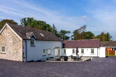 NANT YR HENDRE, family friendly, with hot tub in Pentre Celyn