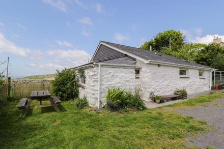 Y BWTHYN, pet friendly, character holiday cottage in Llanberis