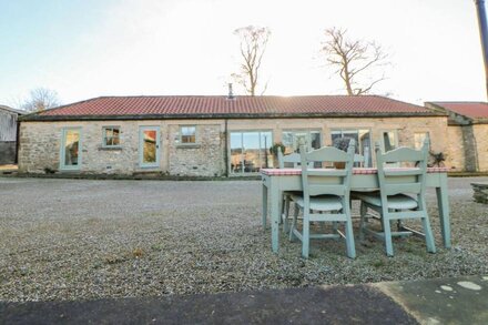 THE CARTSHED, SEDBURY PARK FARM, family friendly in Gilling West