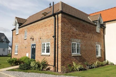 2 CALVERT CROFT, pet friendly, country holiday cottage in Filey