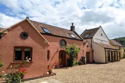 THE OLD COTTAGE, family friendly, with a garden in Weston-Super-Mare