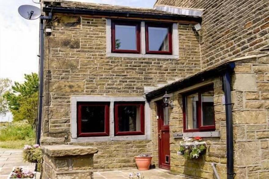 MOORSIDE COTTAGE, pet friendly, character holiday cottage in Haworth