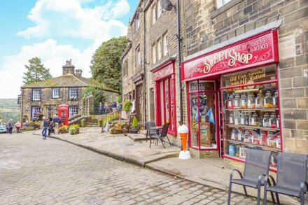 17 MOORSIDE, romantic, character holiday cottage in Haworth