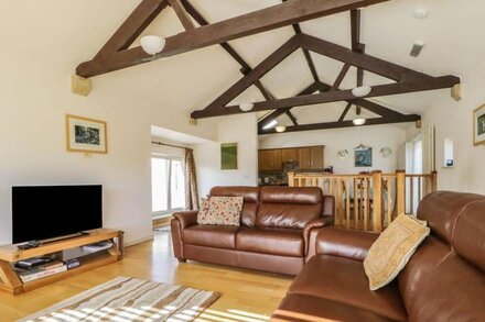 SKIDDAW, pet friendly, luxury holiday cottage in Cockermouth