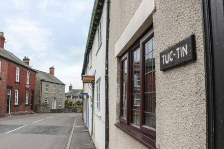 TUC - TIN, pet friendly, character holiday cottage in Clun