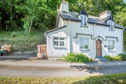 BRAICH-Y-CELYN LODGE, family friendly, with open fire in Aberdovey