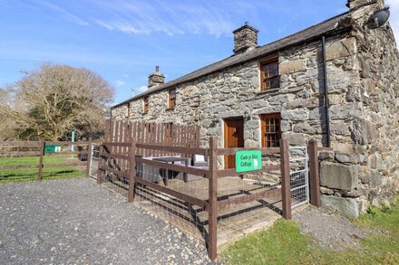 CWM YR AFON COTTAGE, pet friendly, with open fire in Llanbedr