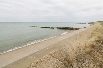 DUCKLING BARN, pet friendly, country holiday cottage in Bacton