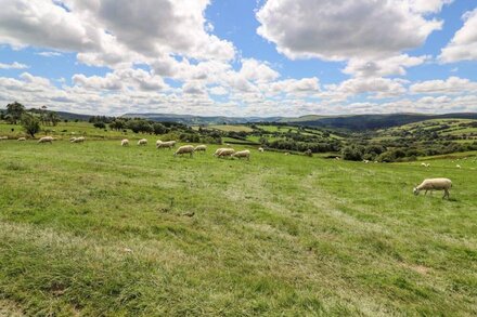 MEADOW VIEW, pet friendly, with hot tub in Rhayader