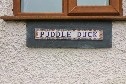 PUDDLE DUCK COTTAGE, pet friendly, with open fire in Spark Bridge