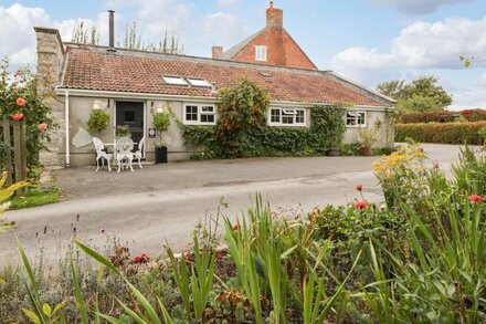 PEAR TREE COTTAGE, romantic, character holiday cottage in Mark