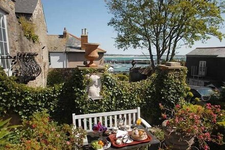 THE ABBEY, pet friendly, luxury holiday cottage in Penzance