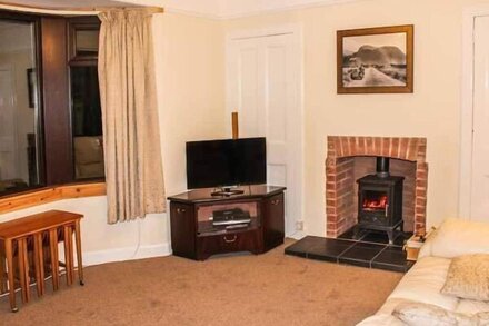 LAXDALE COTTAGE, family friendly, with open fire in Corpach