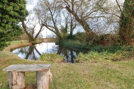 PRIMROSE LODGE, pet friendly, with a garden in Saltburn-By-The-Sea