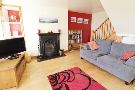 SNOWDON VIEW, pet friendly, character holiday cottage in Holyhead