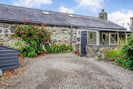 HWYLFA'R GROES, pet friendly, character holiday cottage in Talybont