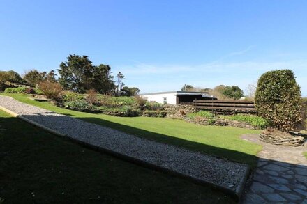 THE ROUND HOUSE, pet friendly, country holiday cottage in Tintagel