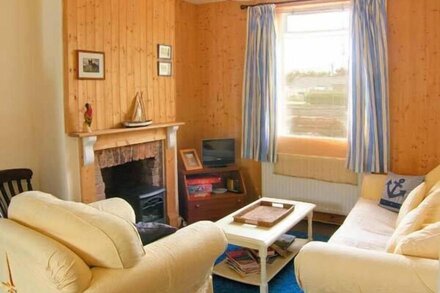 Y GARTH, family friendly, country holiday cottage in Ferryside