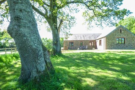 THE OAKS, family friendly, luxury holiday cottage in Looe