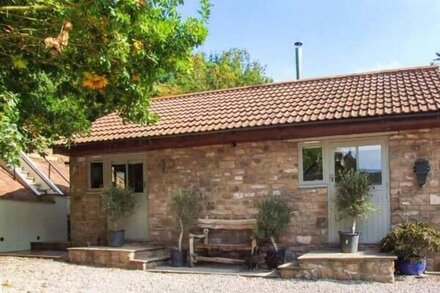 THE STABLE, character holiday cottage, with hot tub in Deepdean